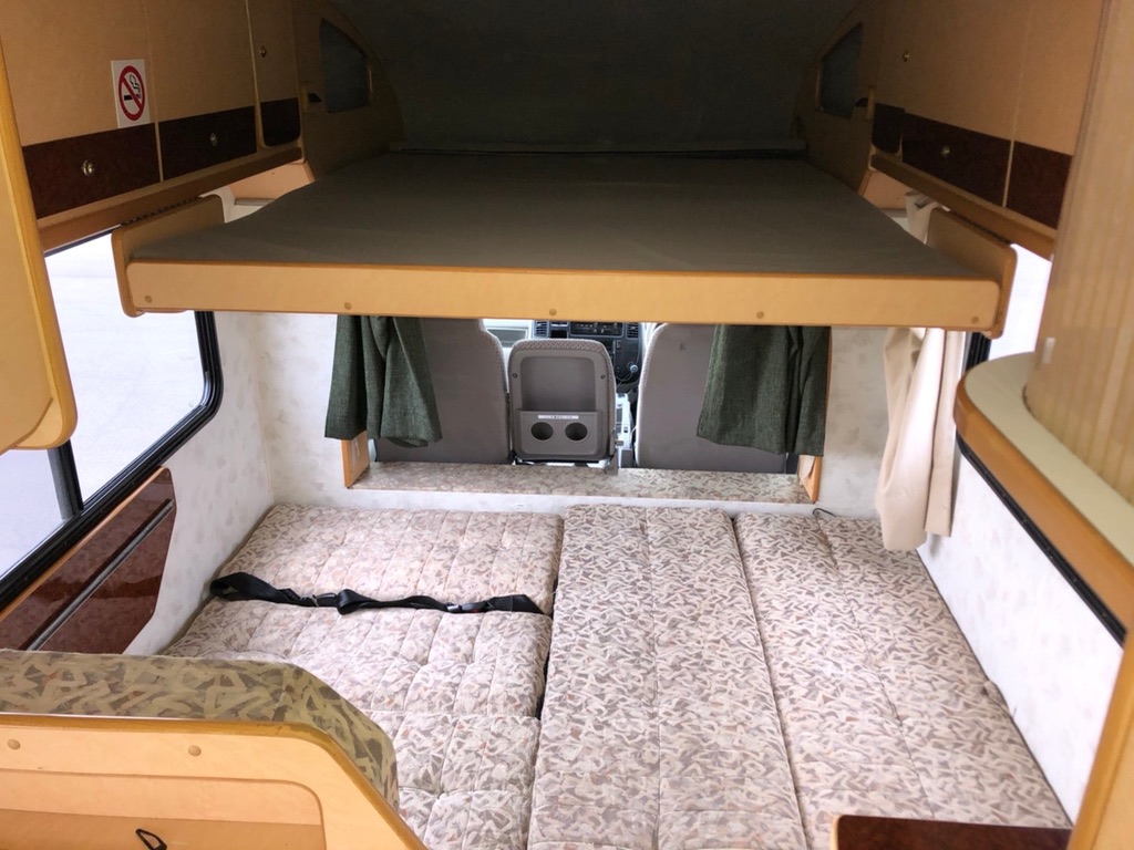 キャンピングカーで就寝可能！ベッド展開状態をご紹介します♪ - キャンピングカーレンタル足利 Campingcar Rental Ashikaga